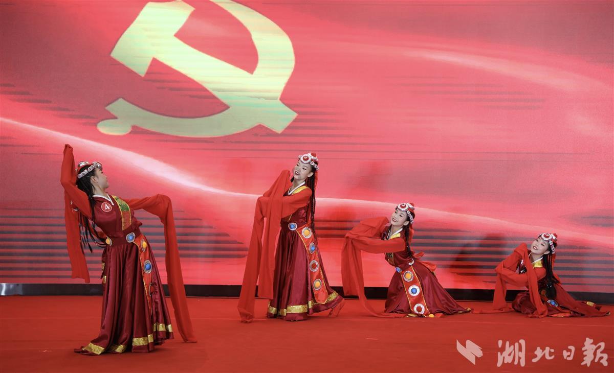 探秘大妈捡手机讹钱未果当街大闹,该大妈的行为都有哪些不妥之处?,解答你的疑问